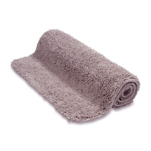 De Vandyck Ranger Spray-badmat in mauve heeft een opgerolde, gestructureerde chenille-bovenlaag met een heerlijk ruige uitstraling.