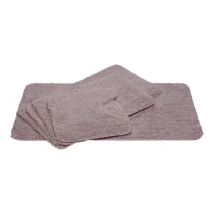 De Vandyck Ranger Spray-toiletmat in mauve is te zien terwijl deze gedeeltelijk over soortgelijke matten ligt, wat een sfeervol effect geeft.