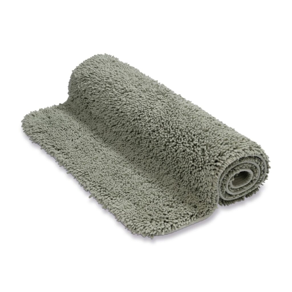 De Vandyck Ranger Spray-badmat in de kleur Salie is lichtgrijs, zacht, heeft een shaggy chenille-structuur en wordt opgerold geleverd.