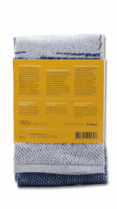 Een opgevouwen, blauw-wit geweven handdoekenset uit de Keukenset Noordwijk aan Zee-collectie, voorzien van een geel label met alle informatie en een barcode.