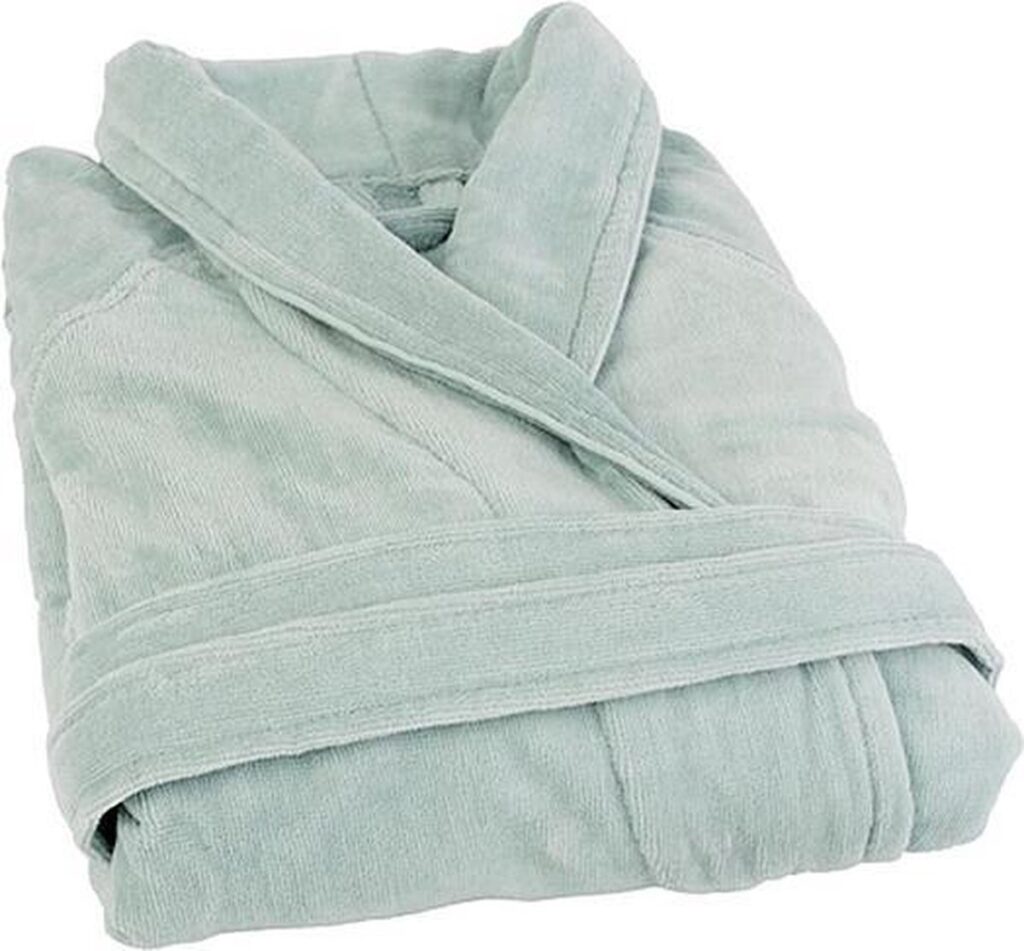 De Clarysse badjas Flore Pastelgroen is een zachte, comfortabele badjas in lichtgroen met een mooi geknoopte ceintuur in de taille.