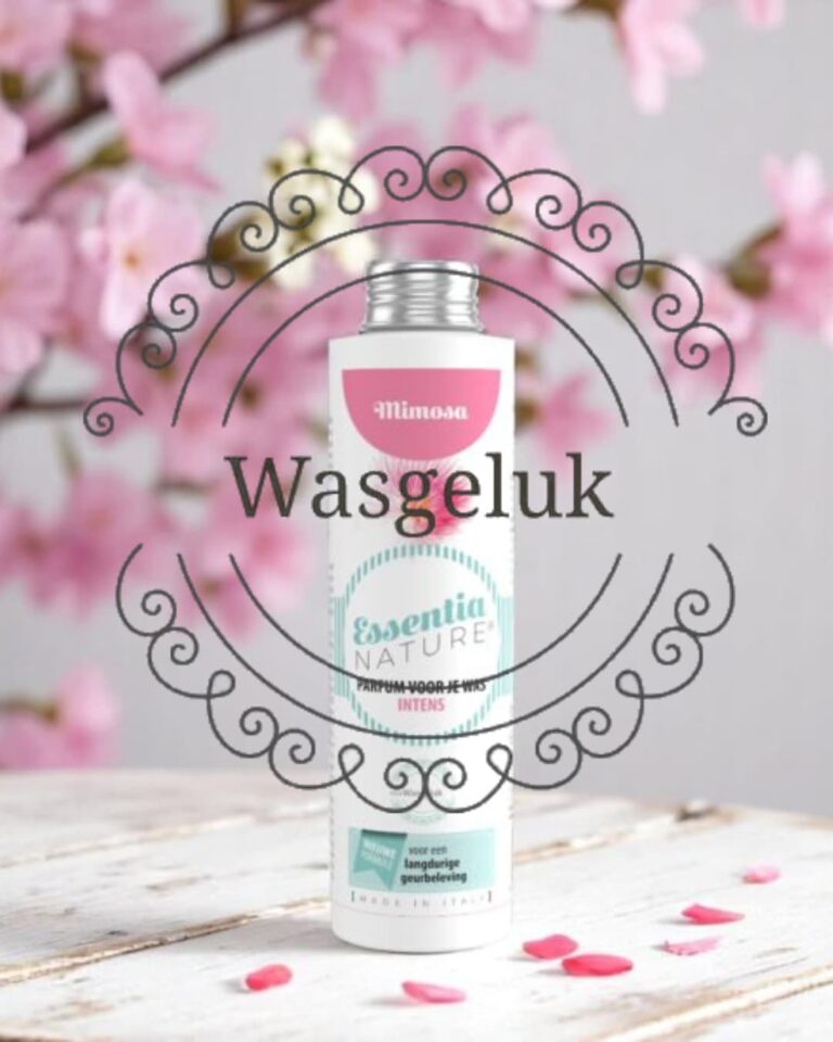 Essenti Nature Mimosa wasparfum staat, omringd door roze bloemblaadjes, tussen zachte roze bloesems en de tekst 'Wasgeluk'.