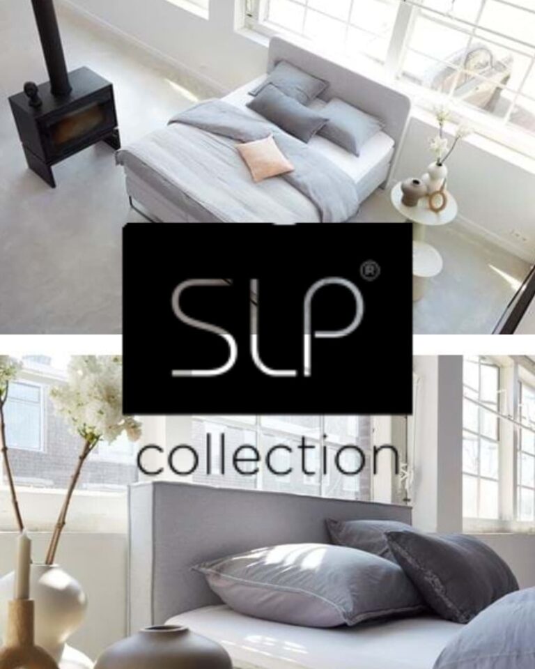 In een modern, minimalistisch slaapkamerinterieur valt het grijs-witte beddengoed van het merk Badgoed.com op, met grote ramen en sierlijke vazen, terwijl het logo van de SLP-collectie duidelijk zichtbaar is.