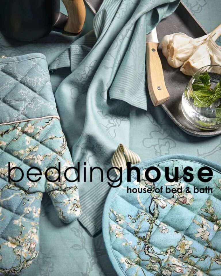 Aqua-blauw beddengoed en keukentextiel van Beddinghouse met bloemenprint, ovenwant, pannenlap en dienblad met knoflook- en muntwater.