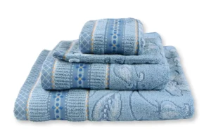 De Pip Studio Jasmin Jacquard-handdoekenset van drie stuks in lichtblauw bestaat uit handdoeken met strepen, ruitjes en bloemmotieven.