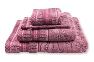 Een keurig opgevouwen stapeltje van drie lichtroze Pip Studio Jasmin Jacquard gastendoekjes met sierlijke patronen en texturen.