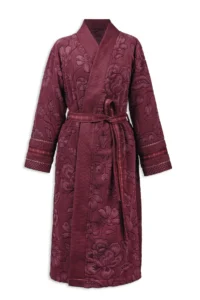 De Pip Studio Jasmin Jacquard-badjas in donkerroze, maat S, heeft een bloemenpatroon, een brede kraag en een bijpassende ceintuur.