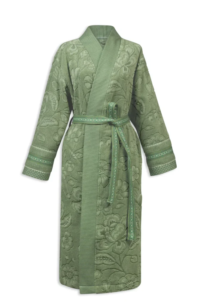 De Pip Studio Jasmin Jacquard-badjas in groen, maat L, is lang en groen met een bloemenpatroon, geribde boorden, een ceintuur en sierstiksels.