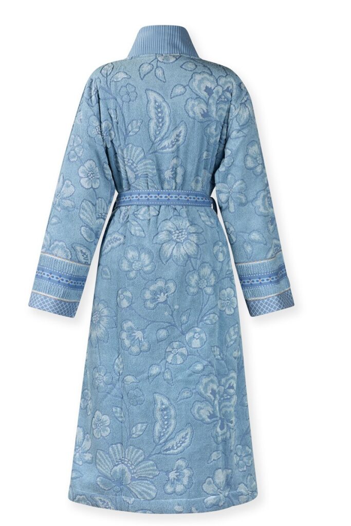 De lichtblauwe Pip Studio Jasmin Jacquard-badjas heeft lange mouwen, een bloemmotief en sierranden bij de manchetten en de ceintuur.