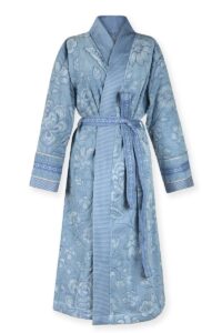 De Pip Studio Jasmin Jacquard-badjas in lichtblauw heeft een lang bloemmotief, brede revers en elegant afgewerkte manchetten.