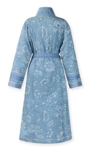 Hier is de lichtblauwe Pip Studio Jasmin Jacquard-badjas met wijde manchetten, sierlijke kraag, ceintuur en bloemenprint van achteren te zien.