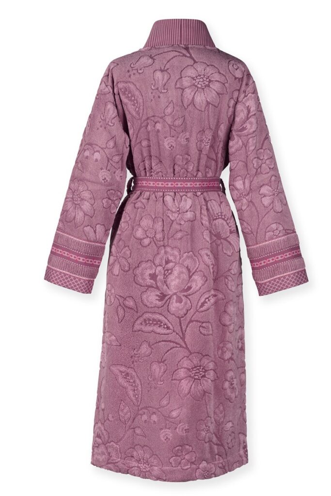 De Pip Studio Jasmin Jacquard-badjas in lichtroze heeft lange mouwen, een bloemenpatroon in reliëf en een ceintuur in de taille.