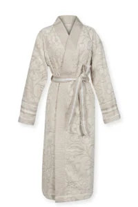 De Pip Studio Jasmin Jacquard badjas Sand L is een beige badjas met bloemenprint, sjaalkraag, ceintuur en verfijnde textuurdetails.