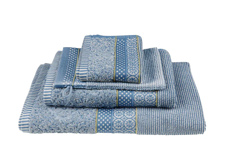 Een keurig opgevouwen stapel Pip Studio Soft Zellige gastendoekjes in blauwgrijs met geometrische en bloemmotieven in verschillende formaten.