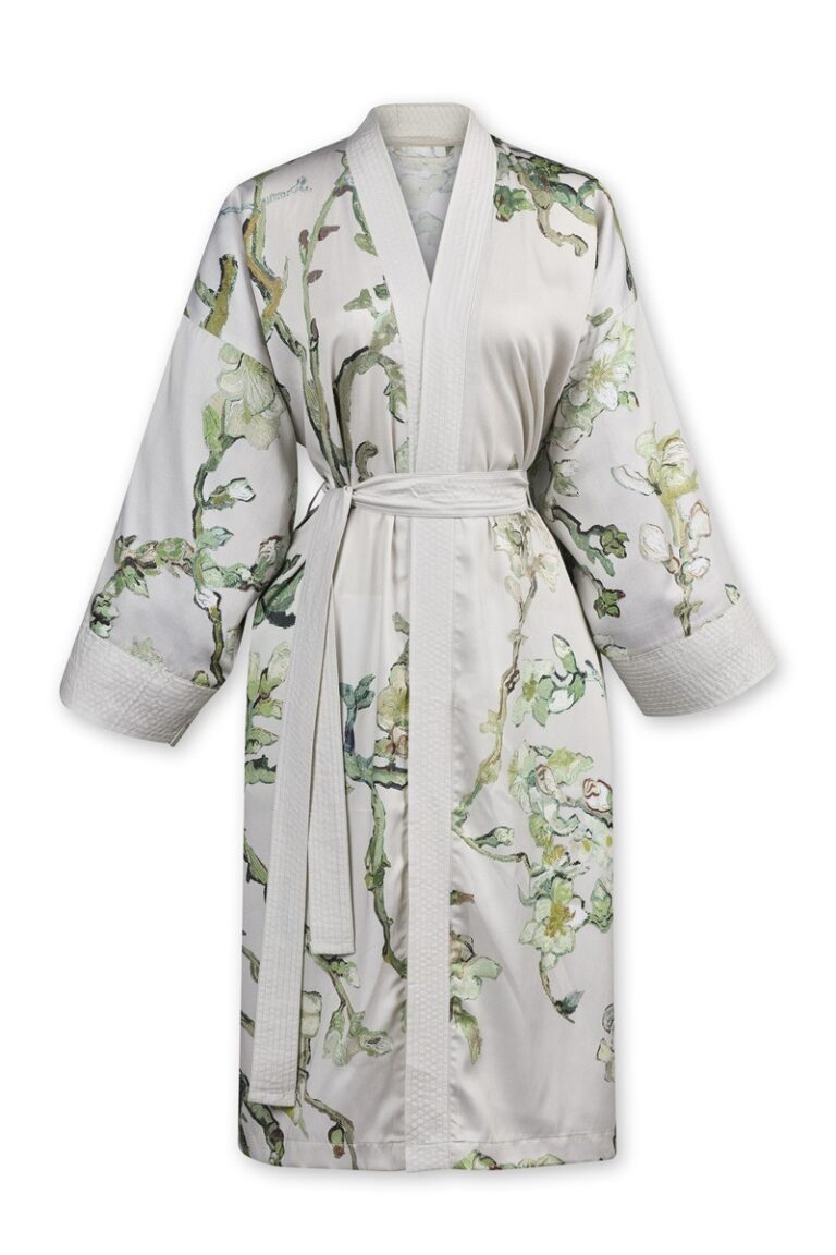 De Van Gogh Almond Blossom badjas Sand LXL is een witte badjas met groene en gele bloemachtige takjes, lange mouwen, een ceintuur en gewatteerde manchetten.