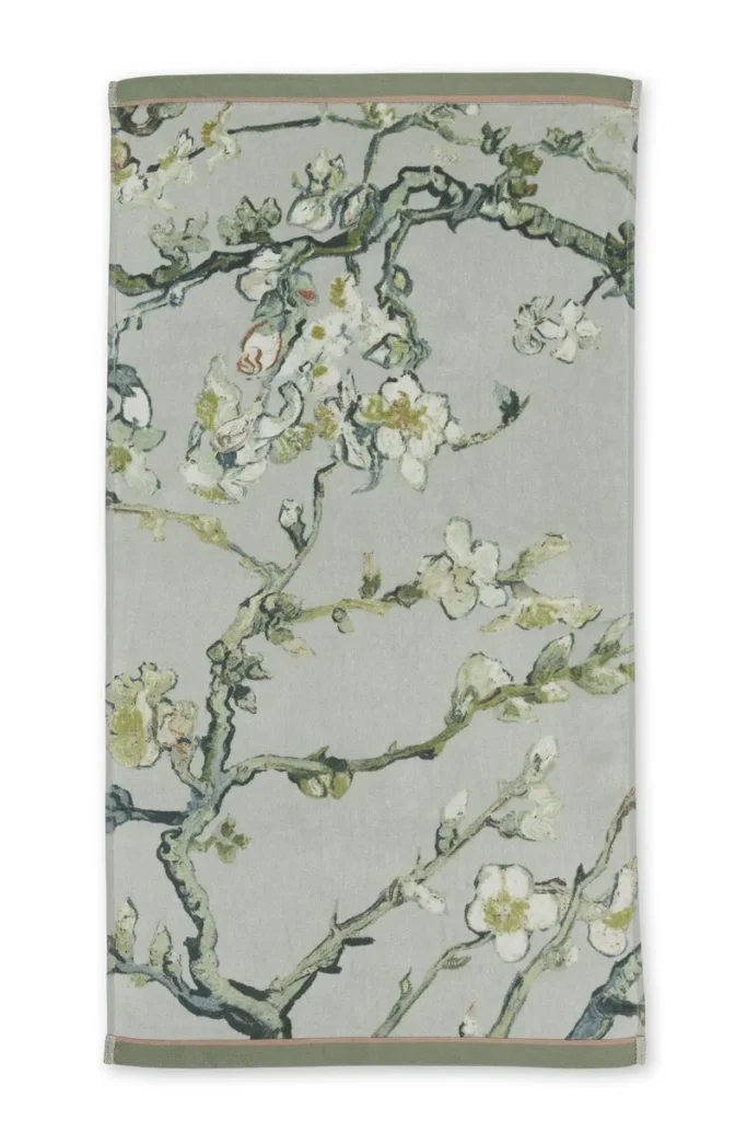 Het Van Gogh Blossom-badlaken in groen is voorzien van sierlijke takken met witte bloemen, geïnspireerd op het schilderij Almond Blossom van Van Gogh.