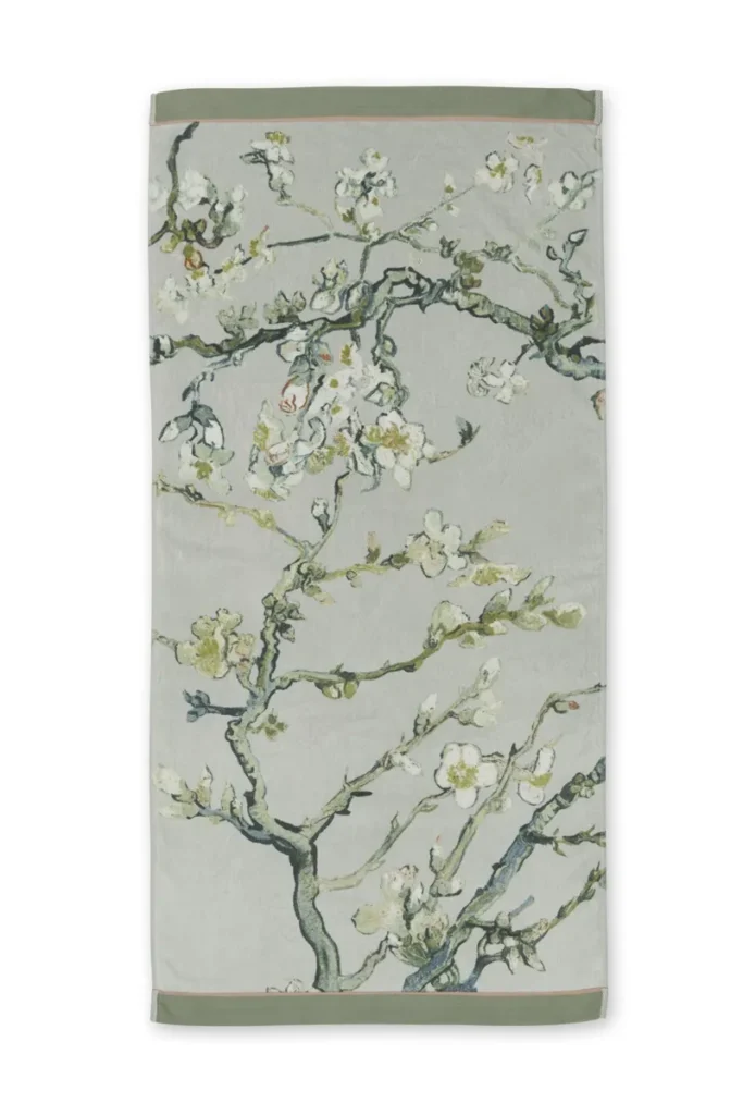 De Van Gogh Blossom-handdoekenset bestaat uit drie groene handdoeken met bloeiende takken, witte bloemen en een zachtblauwe tint.