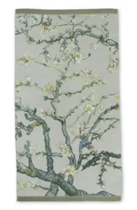 Het Van Gogh Blossom-strandlaken in groen toont bloeiende amandeltakken met witte bloemen en grijsgroene schors, geïnspireerd op Almond Blossom.
