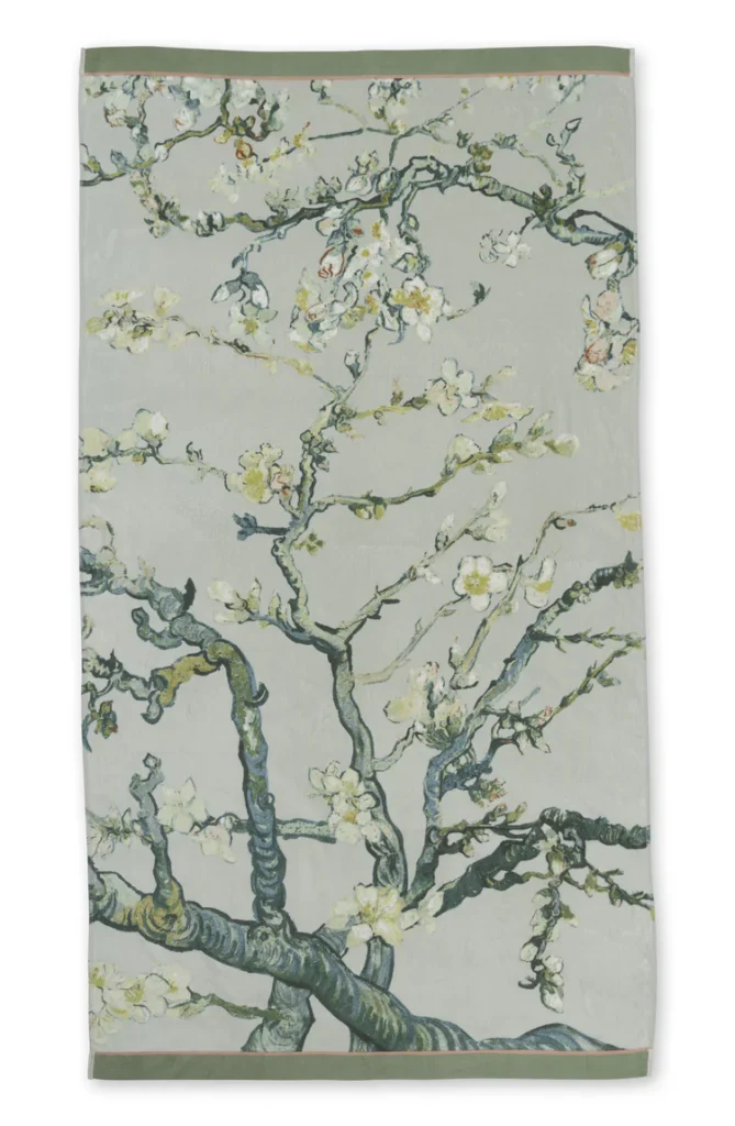 Het Van Gogh Blossom-strandlaken in groen toont bloeiende amandeltakken met witte bloemen en grijsgroene schors, geïnspireerd op Almond Blossom.