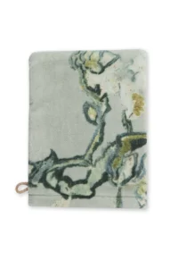 De Van Gogh Blossom-washandjeset bestaat uit zachte washandjes in groen, geel en crème met een abstract bloemmotief en een handig ophanglusje.