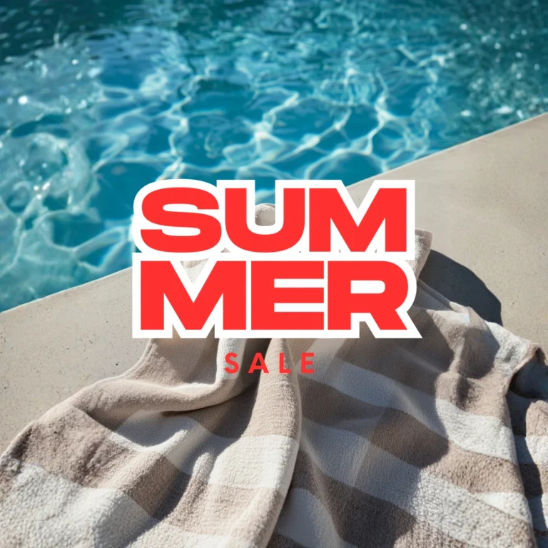 Een handdoek bij het zwembad met het woord summersale er bovenop
